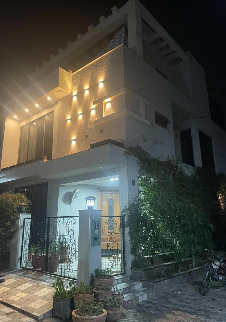 לאהור Grey Orchard Homestay - A Family Place מראה חיצוני תמונה
